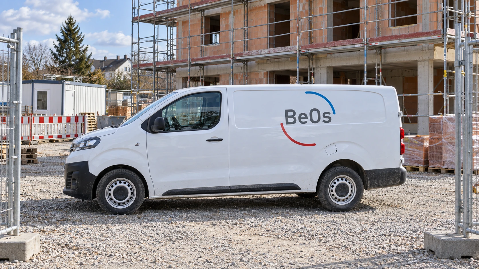 KI-Visualisierung: Inszeniertes BeOs-Firmenfahrzeug vor einem eingerüsteten Rohbau.